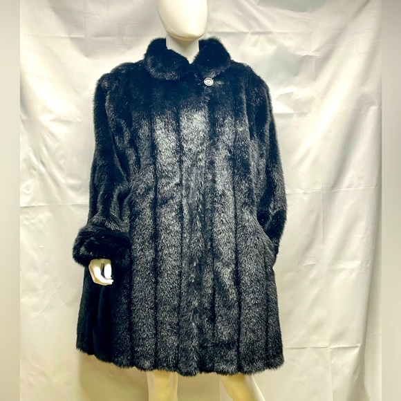 DENNIS BASSO BOUTIQUE FAUX FUR NWOT COAT HIDDEN SNAP CLAPS SIDE POCKETS & MORE - Picture 1 of 17